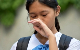 Tài khoản của nữ sinh tháng nào cũng nhận tiền từ một người đàn ông lạ: 4 năm sau sự thật mẹ cô "lặng người" bật khóc