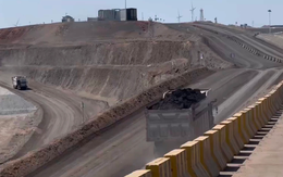 Phát hiện 91 xe tải Trung Quốc âm thầm chở 100 tấn hàng, di chuyển sát nhau, hoạt động xuyên đêm không cần ánh sáng ở mỏ lộ thiên với hơn 3 tỷ tấn kho báu