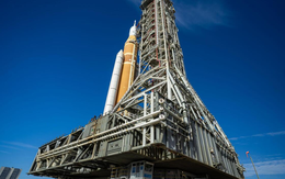 NASA đưa tên lửa Artemis II ra bệ phóng chuẩn bị cho sứ mệnh Mặt Trăng