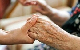 Càng gần Tết tôi càng "thấm: Chăm sóc sức khỏe cho cha mẹ sau tuổi 60 quan trọng hơn mọi mâm cỗ đầy