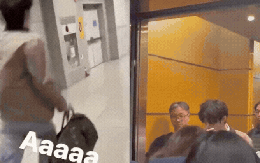 Fan cuồng rượt đuổi nam ca sĩ sợ đến xanh mặt mũi, tác động vật lý luôn nhân viên nữ