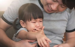 Con gái đứng trong thang máy vô tư bình luận ngoại hình người đối diện, mẹ vội vàng mỉm cười, nói 1 câu hoá giải tình huống ngại ngùng!