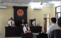 Lén quay clip nhạy cảm của người tình rồi tống tiền