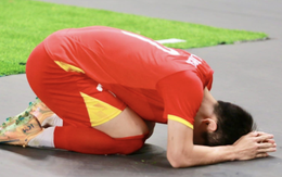 Đình Bắc cúi đầu xin lỗi khi U23 Việt Nam thua 0-3 Trung Quốc