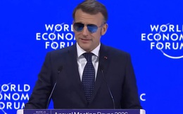 Tổng thống Pháp đeo kính mát, đáp trả Mỹ tại Davos
