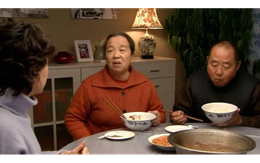 Mẹ chồng luôn nhân danh tiết kiệm để đặt "bàn cờ quy tắc", cứ thấy con trai không có nhà liên đổi mặt làm điều này với con dâu