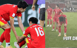 Thấy mà thương: Đình Bắc tới kéo đồng đội đứng lên nhưng chính anh lại cúi gập người, lau nước mắt sau thất bại