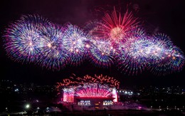 Pháo hoa rực sáng bầu trời Thủ đô trong buổi tổng duyệt chương trình mừng Đại hội XIV của Đảng