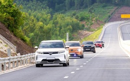 Cuộc đua giảm giá ôtô đầu năm 2026: Xe xăng 'cắt máu', xe điện miễn phí sạc