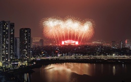 Ngắm màn pháo hoa quy mô lớn "chưa từng có" vừa xuất hiện trên bầu trời Hà Nội