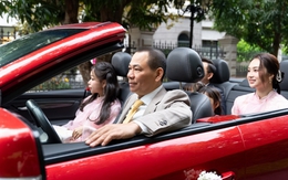 Khung hình hiếm có: Tỷ phú Phạm Nhật Vượng đích thân làm một việc trong đám cưới con trai