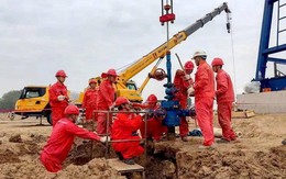 Sau tiếng động lớn, vết nứt xuất hiện nhưng vẫn khoan sâu 1.000m, phút sau công trường báo tin vui, kho báu khủng lộ diện