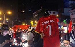 Hình ảnh xuyên đêm ăn mừng U23 Việt Nam kiên cường hạ Hàn Quốc trong thế 10 người