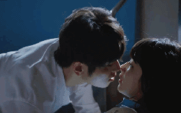 Phim Trung Quốc điên nhất vũ trụ ngôn tình đây rồi: Cặp chính hôn hít phát ngượng, ai xem cũng phải che mặt