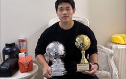 Thăng hoa trên sân cỏ, Đình Bắc khiến NHM thêm yêu vì hành động báo hiếu với bố mẹ