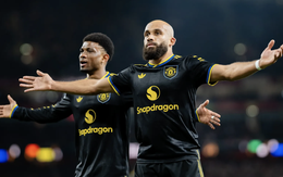 Arsenal thua sốc Man United sân nhà, Ngoại hạng Anh sôi sục