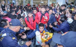 Báo Trung Quốc trầm trồ với hình ảnh U23 Việt Nam sắm vai “người hùng” khi về nước