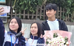 Fan hâm mộ vây kín, làng quê rộn ràng đón người hùng Cao Văn Bình trở về