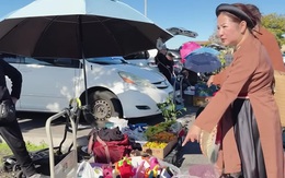 Nữ nghệ sĩ ngồi bán hàng lề đường ở Mỹ: "Đừng nghĩ đây là thiên đường"