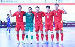 Giải châu Á: Lội ngược dòng trong "mưa bàn thắng", tuyển Việt Nam đua tranh ngôi đầu với Thái Lan