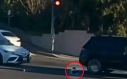 Khoảnh khắc kinh hoàng: Bé gái 19 tháng tuổi bị văng ra khỏi ô tô đang chạy trên đường