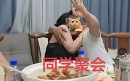 15 giây hôn nhau "gây bão" trong buổi họp lớp: Dân tình khui ra sự thật sốc về 2 nhân vật chính