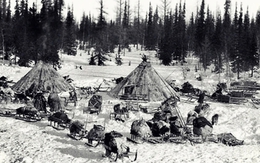 Năm 1930, toàn bộ dân của một ngôi làng đã mất tích bí ẩn, để lại quần áo và thức ăn đang nấu dở