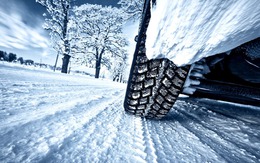 Thói quen gây hại khi lái xe vào mùa đông lạnh