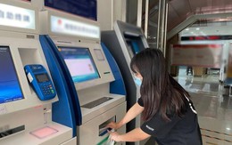 Phát hiện hơn 38 triệu đồng tiền mặt nằm chơ vơ ở khay tiền của cây ATM: Công an kiểm tra camera an ninh nhận ra điều kỳ lạ