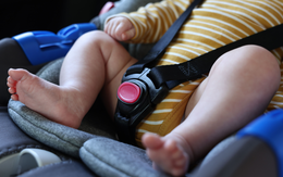 Mẹ chở con trên ô tô nhưng quên không đưa đến nhà trẻ, 5 giờ chiều mới nhớ ra và cái kết muộn màng