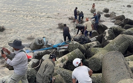 Tàu chìm khi vào cửa cảng, ngư dân 16 tuổi mất tích