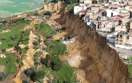 Hình ảnh gây sốc ở Ý: Hàng loạt nhà của lơ lửng trên vách đá, hơn 1.500 người dân được sơ tán sau mưa bão
