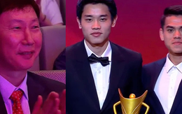 Bắt trọn ánh mắt rưng rưng tự hào của HLV Kim Sang-sik khi Đình Bắc, Khuất Văn Khang được vinh danh