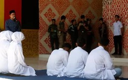 Quan hệ tình dục ngoài hôn nhân, một phụ nữ Indonesia bị đánh 140 roi rồi ngất xỉu