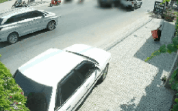 CLIP: Tài xế bị đánh bất tỉnh trên đường, nghi do va chạm giao thông