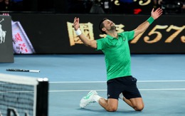 Djokovic đánh bại Sinner sau 4 giờ 9 phút nghẹt thở để thẳng tiến chung kết Australian Open