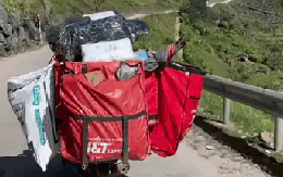 Shipper khổ nhất Việt Nam, cả nước gọi 2 tiếng: Sư phụ!