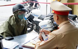 Đi xe máy lên vỉa hè bị phạt bao nhiêu tiền mà người dân cần chú ý?