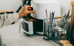 Nồi chiên không dầu tiện thật đấy nhưng đừng bao giờ dùng để nấu những món này: Đây là danh sách đầy đủ!