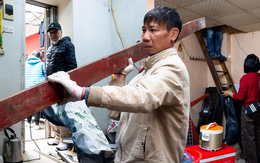 Người dân khu "đất vàng" Hồ Gươm tất bật thu dọn đồ đạc, bàn giao mặt bằng: Bao ánh mắt lưu luyến sau nhiều thế hệ gắn bó