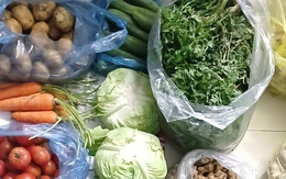 Ở quê gửi lên 1 thùng đồ ăn, tôi mở ra rồi uất ức trào dâng vì dòng dặn dò của mẹ chồng