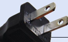 Hơn 90% người dùng đồ điện không biết công dụng của 2 chiếc lỗ nhỏ trên phích cắm dẹt