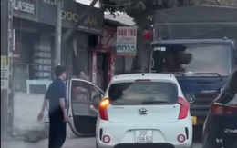 Phạt 5 triệu đồng tài xế đỗ ô tô ngang ngược gây ùn tắc ở Hà Nội