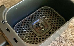 Nồi chiên không dầu sạch bất ngờ khi được vệ sinh bằng thứ này - không phải chanh