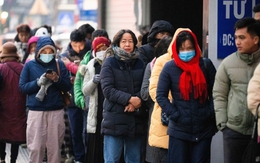 Hà Nội rét cắt da 10°C, phố Cầu Giấy xuất hiện cảnh tượng hiếm thấy từ 3h sáng