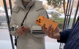 Mua iPhone 17 Pro Max giá 10 triệu, người phụ nữ tố chủ cửa hàng gian lận: Bàn tay của anh là bằng chứng