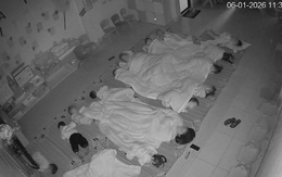 Bức ảnh học sinh mầm non ngủ trưa ở Hà Nội đang gây tranh cãi: Mẹ quá nhạy cảm hay các cô thực sự thiếu ý tứ?