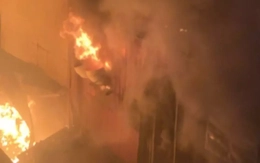 Xưởng đồ gỗ ở Hà Nội bốc cháy trong đêm