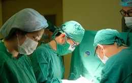 Nam công nhân suýt lìa đầu vì bị cửa thang máy kẹp cổ