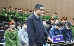 Cựu Cục trưởng Nguyễn Thanh Phong khóc: ‘Anh xin lỗi tất cả các em, các cháu’